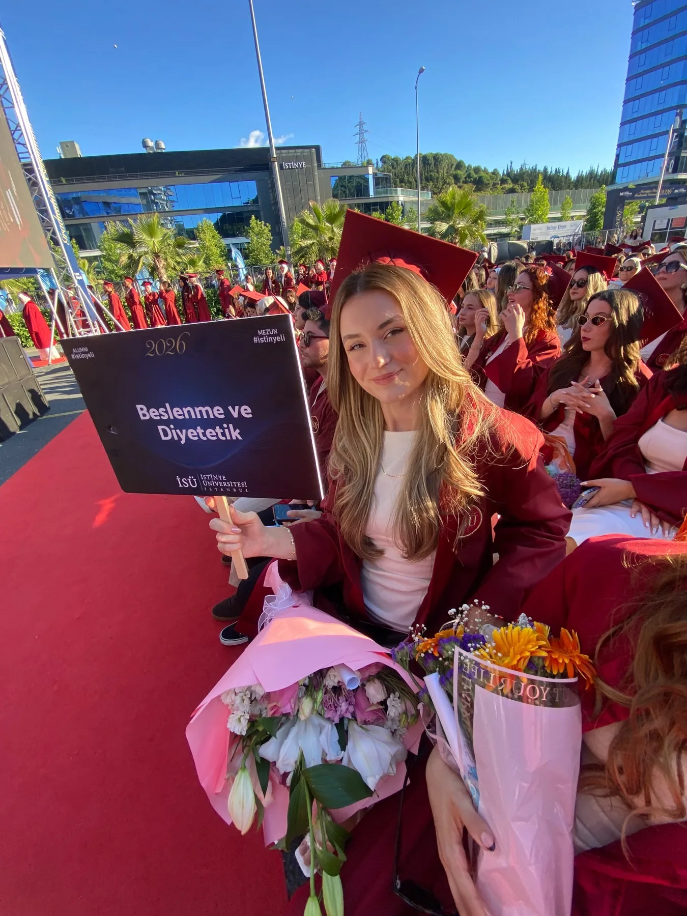 Ece Öztürk, İstinye Üniversitesi Beslenme ve Diyetetik mezuniyet töreninde